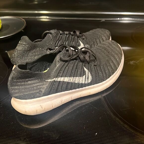 Black & White Nike Free Run Flyknit Sneaker - Light Shoe Women’s 7.5 - Picture 1 of 7
